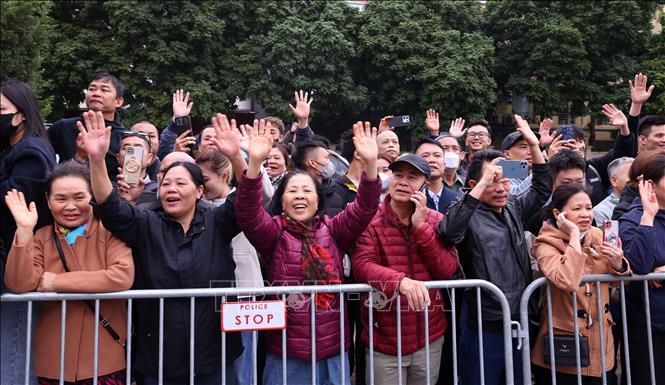 Người thân tiễn các tân binh lên đường thực hiện nghĩa vụ quân sự, nghĩa vụ công an nhân dân năm 2026. Ảnh: Văn Điệp - TTXVN