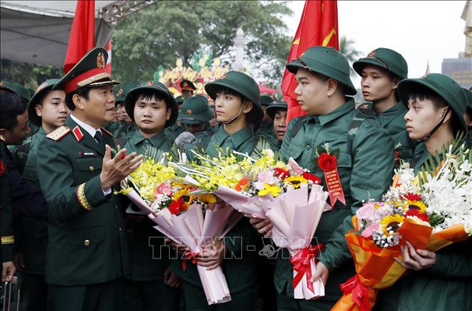 Đại tướng Nguyễn Tân Cương thăm hỏi, động viên các tân binh lên đường nhập ngũ. Ảnh: Thái Thuần - TTXVN