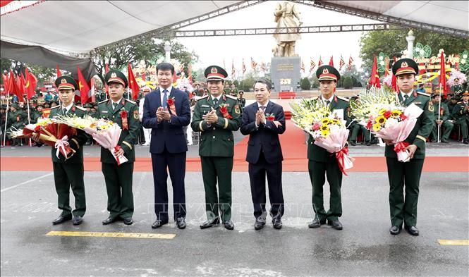 Đại tướng Nguyễn Tân Cương và lãnh đạo tỉnh Ninh Bình tặng hoa các đơn vị nhận quân. Ảnh: Thái Thuần - TTXVN