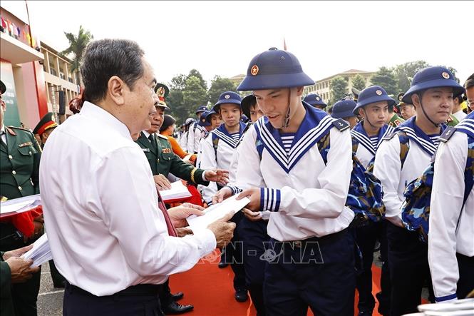 NA Chairman Tran Thanh Man gives encouragement to young soldiers. VNA Photo: Doãn Tấn