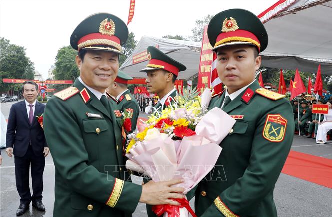 Đại tướng Nguyễn Tân Cương tặng hoa các đơn vị nhận quân. Ảnh: Thái Thuần - TTXVN
