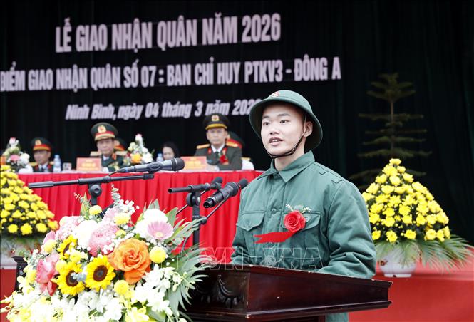 Tân binh Trần Việt Khánh, phường Nam Định (Ninh Bình) phát biểu tại buổi lễ. Ảnh: Thái Thuần - TTXVN