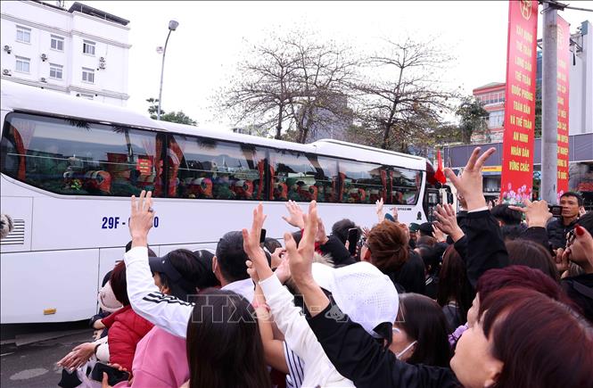 Người thân tiễn các tân binh lên đường thực hiện nghĩa vụ quân sự, nghĩa vụ công an nhân dân năm 2026. Ảnh: Văn Điệp - TTXVN