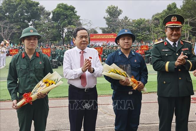 NA Chairman Tran Thanh Man and young soldiers at the ceremony. VNA Photo: Doãn Tấn