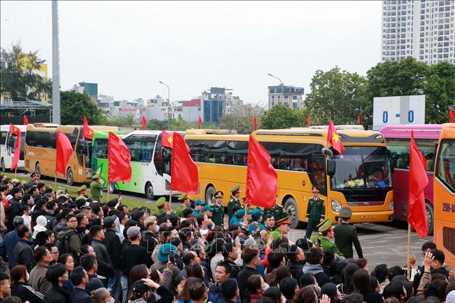 Các tân binh xã Thanh Trì về các đơn vị. Ảnh: Trọng Đức - TTXVN