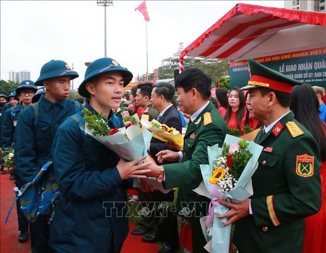 Thanh niên xã Thanh Trì lên đường nhập ngũ. Ảnh: Trọng Đức - TTXVN