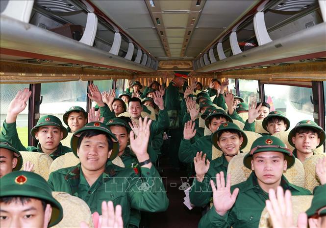 Tân binh xã Thanh Trì lên xe về đơn vị nhận quân. Ảnh: Trọng Đức - TTXVN