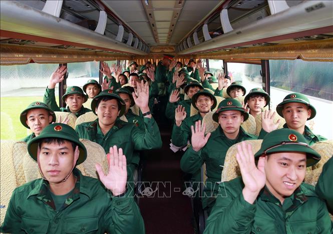Tân binh xã Thanh Trì lên xe về đơn vị nhận quân. Ảnh: Trọng Đức - TTXVN