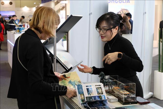 Vietnamese businesses promote their products at the fair. VNA Photo: Vũ Hiệp