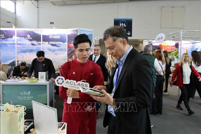 Vietnamese businesses promote their products at the fair. VNA Photo: Vũ Hiệp