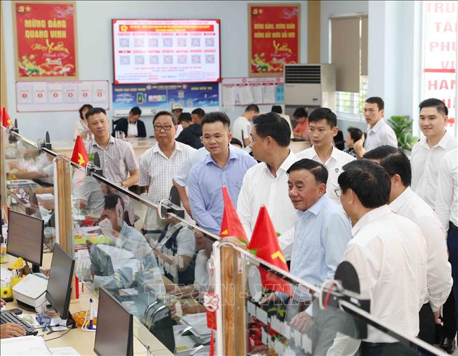 Thường trực Ban Bí thư Trần Cẩm Tú thăm Trung tâm Hành chính công phường Thanh Khê, thành phố Đà Nẵng. Ảnh: Phương Hoa - TTXVN