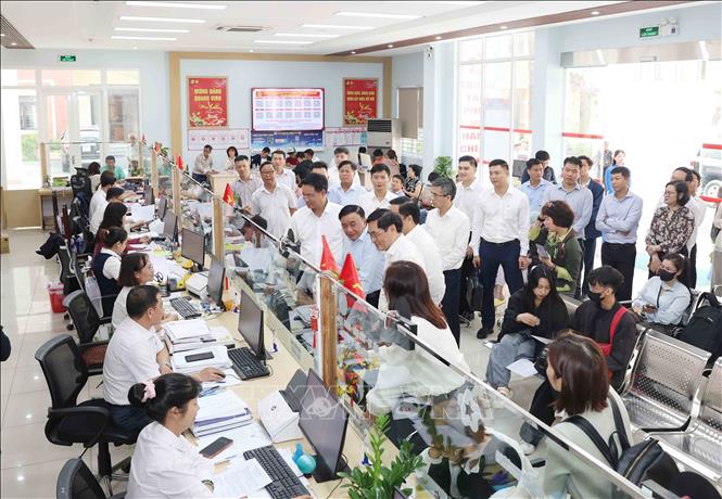 Thường trực Ban Bí thư Trần Cẩm Tú thăm Trung tâm Hành chính công phường Thanh Khê, thành phố Đà Nẵng. Ảnh: Phương Hoa - TTXVN