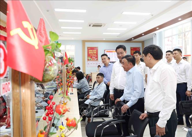 Thường trực Ban Bí thư Trần Cẩm Tú thăm Trung tâm Hành chính công phường Thanh Khê, thành phố Đà Nẵng. Ảnh: Phương Hoa - TTXVN