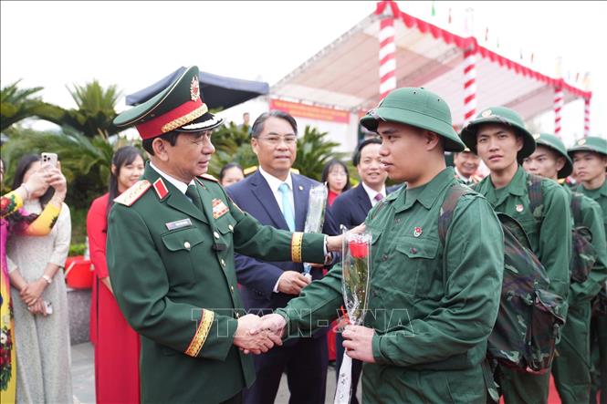 Đại tướng Phan Văn Giang, Bộ trưởng quốc phòng, tặng hoa động viên tân binh tỉnh Cao Bằng lên đường thực hiện nghĩa vụ quân sự. Ảnh: Quốc Đạt - TTXVN