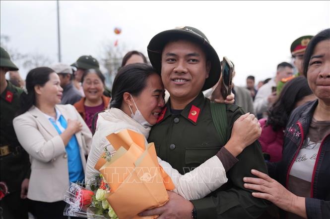 Người thân tiễn chiến sỹ lên đường thực hiện nghĩa vụ quân sự trong Lễ giao nhận quân ở Cao Bằng. Ảnh: Quốc Đạt - TTXVN