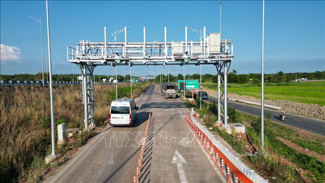 Hệ thống thu phí không dừng trên cao tốc Phan Thiết – Dầu Giây bị lỗi hệ thống nhận dạng biển số hoạt động không ổn định. Ảnh: Lê Xuân-TTXVN