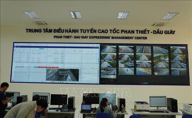 Bên trong Trung tâm Điều hành tuyến cao tốc Phan Thiết – Dầu Giây. Ảnh: Lê Xuân-TTXVN