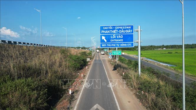Đường dẫn vào cao tốc Phan Thiết - Dầu Giây tại nút giao đường ĐT765 có hệ thống thu phí không dừng. Ảnh: Lê Xuân-TTXVN