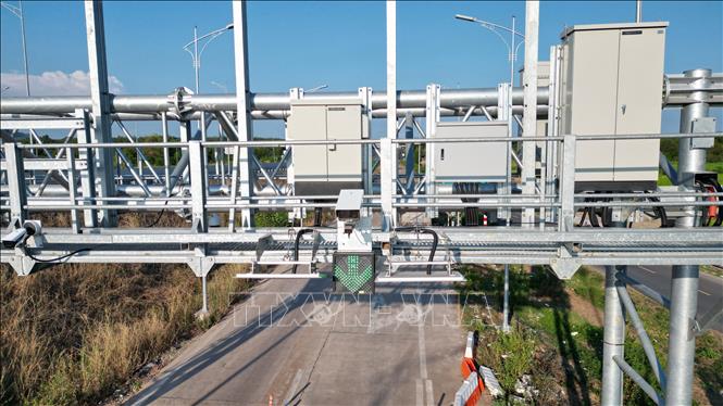 Camera nhận diện thu phí không dừng được lắp trên giá long môn trên tuyến cao tốc Phan Thiết – Dầu Giây. Ảnh: Lê Xuân-TTXVN