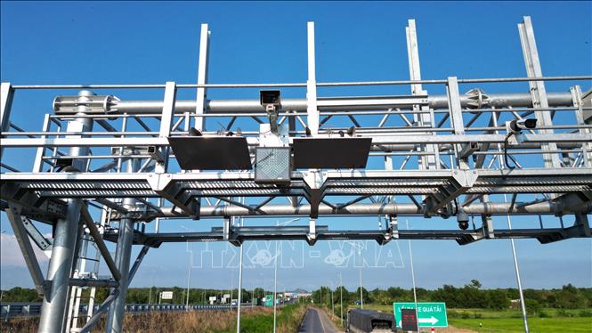Camera nhận diện thu phí không dừng được lắp trên giá long môn vẫn gặp lỗi không nhận diện được phương tiện trong trường hợp các phương tiện nối đuôi. Ảnh: Lê Xuân-TTXVN
