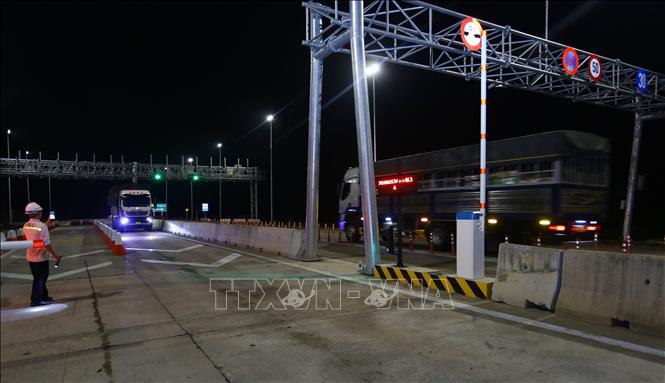 Hệ thống nhận diện biển số tại trạm thu phí cao tốc Phan Thiết – Dầu Giây hoạt động không ổn định, nhân viên phải túc trực tại trạm thu phí. Ảnh: Lê Xuân-TTXVN