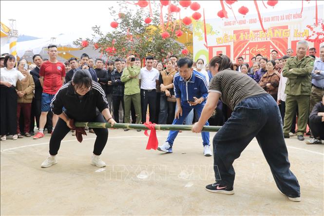 Trò chơi đẩy gậy cũng thu hút đông đảo sự tham gia của các vận động viên. Ảnh: Đinh Thùy - TTXVN 
