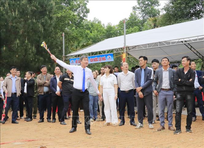 Bí thư Đảng ủy, Chủ tịch HĐND xã Việt Hồng Hoàng Mạnh Hà cùng nhân dân tham gia trò chơi ném còn. Ảnh: Đinh Thùy - TTXVN 