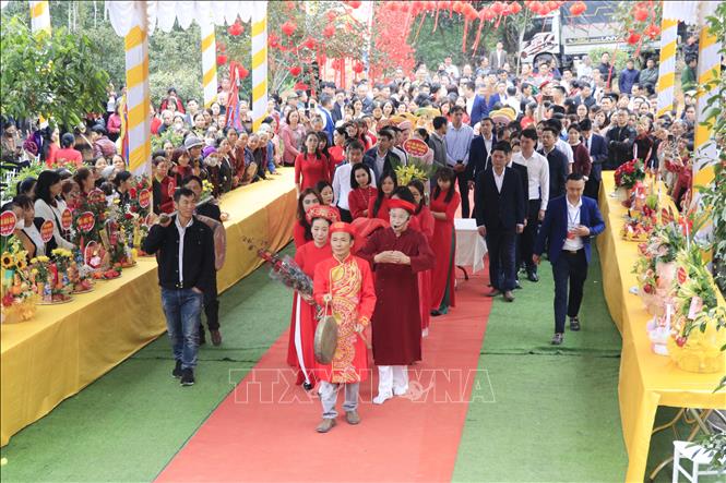Đại biểu cùng nhân dân đến dâng hương tại Đền Hạ Bằng La, thành kính tưởng nhớ và tri ân Tam Tòa Thánh Mẫu. Ảnh: Đinh Thùy - TTXVN 