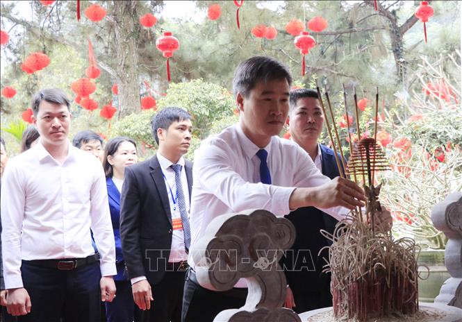 Bí thư Đảng ủy, Chủ tịch HĐND xã Việt Hồng Hoàng Mạnh Hà dâng hương tại Đền Hạ Bằng La, thành kính tưởng nhớ và tri ân Tam Tòa Thánh Mẫu cùng các bậc tiền nhân. Ảnh: Đinh Thùy - TTXVN 