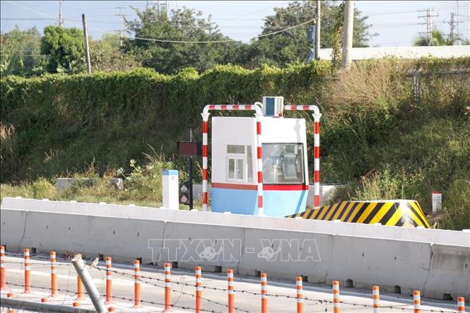 Hệ thống thu phí tự động tại lối ra Hàm Kiệm trên cao tốc Vĩnh Hảo – Phan Thiết. Ảnh: Nguyễn Thanh - TTXVN