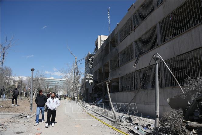 Tòa nhà bị hư hại sau cuộc không kích tại Tehran, Iran, ngày 3/3/2026. Ảnh: THX/TTXVN