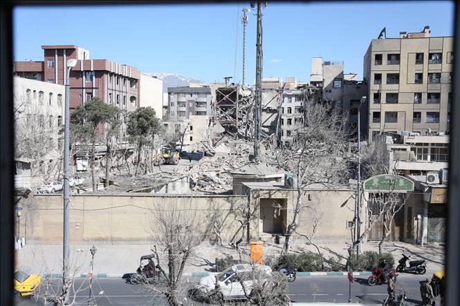 Cảnh đổ nát sau cuộc không kích tại Tehran, Iran, ngày 3/3/2026. Ảnh: THX/TTXVN