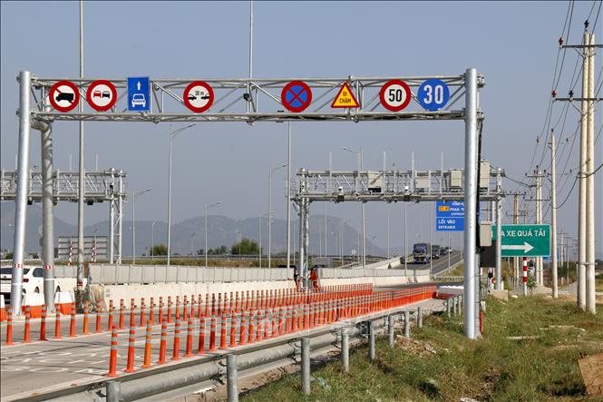 Hệ thống thu phí tự động tại nút giao Ma Lâm trên cao tốc Vĩnh Hảo – Phan Thiết. Ảnh: Nguyễn Thanh - TTXVN