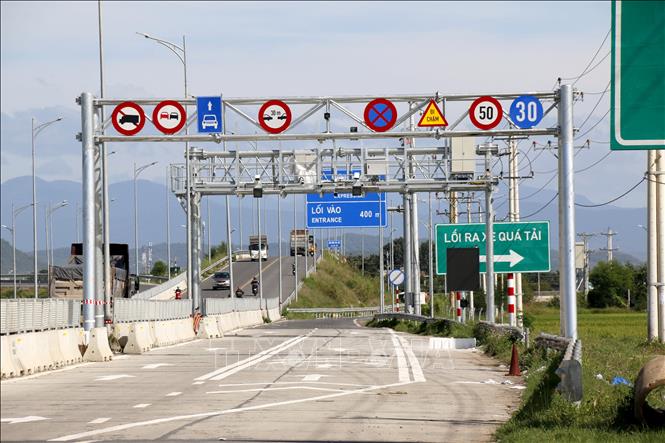 Hệ thống thu phí tự động tại nút giao Ma Lâm trên cao tốc Vĩnh Hảo – Phan Thiết. Ảnh: Nguyễn Thanh - TTXVN