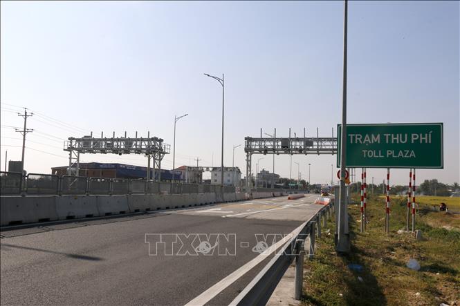 Hệ thống thu phí tự động tại nút giao Ma Lâm trên cao tốc Vĩnh Hảo – Phan Thiết. Ảnh: Nguyễn Thanh - TTXVN