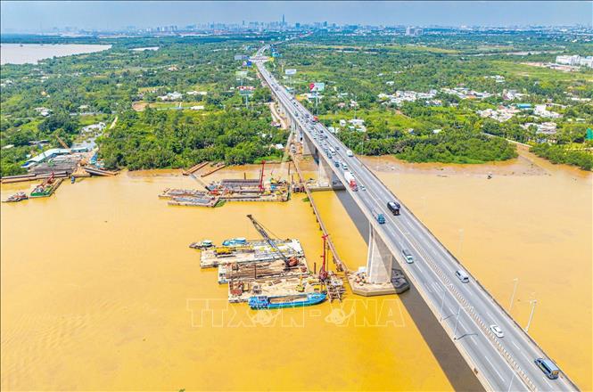 Phương tiện được huy động để xây dựng cầu Long Thành thuộc dự án mở rộng cao tốc Thành phố Hồ Chí Minh - Long Thành. Ảnh: Công Phong - TTXVN