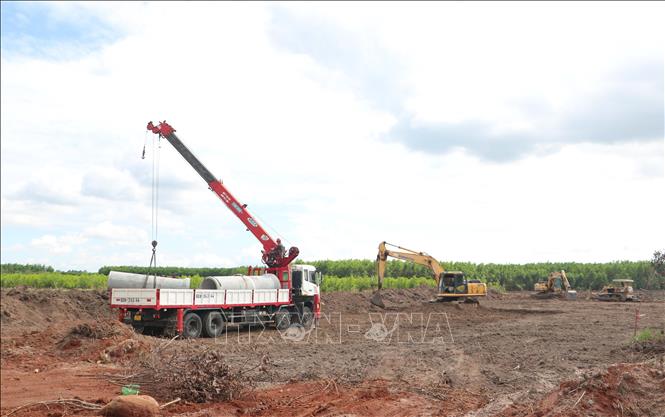 Do mặt bằng mới được bàn giao nên việc thi công Đường 25C cầm chừng, chậm tiến độ. Ảnh: Công Phong - TTXVN