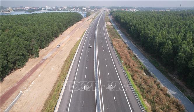Một đoạn trên cao tốc Biên Hòa - Vũng Tàu đoạn qua Đồng Nai cơ bản đã hoàn thành. Ảnh: Công Phong - TTXVN