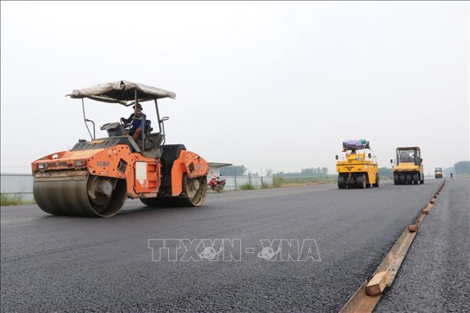 Máy móc, nhân lực lu nền đường Vành đai 3 - Thành phố Hồ Chí Minh đoạn qua tỉnh Đồng Nai. Ảnh: Công Phong - TTXVN