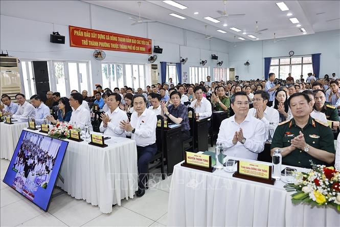 Chủ tịch Quốc hội Trần Thanh Mẫn tiếp xúc cử tri xã Đông Thạnh, Thành phố Hồ Chí Minh. Ảnh: Doãn Tấn - TTXVN