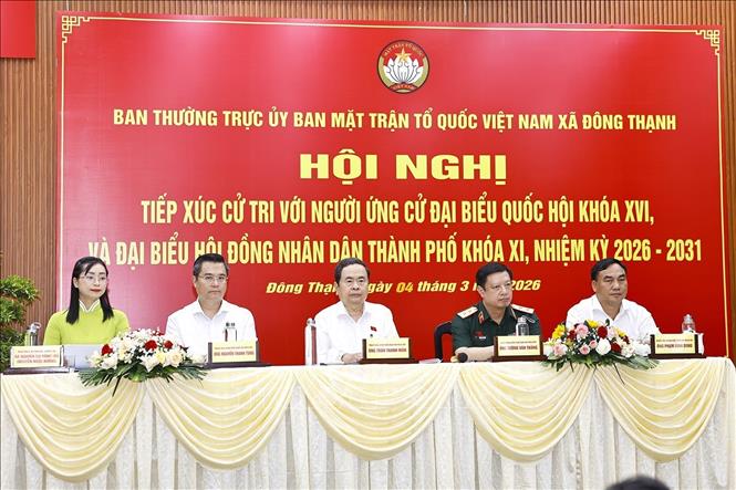 Chủ tịch Quốc hội Trần Thanh Mẫn và đại biểu dự Hội nghị tiếp xúc cử tri xã Đông Thạnh, Thành phố Hồ Chí Minh. Ảnh: Doãn Tấn - TTXVN