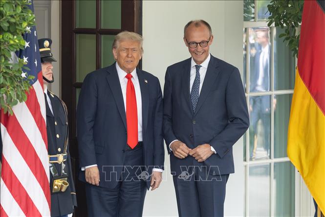 Tổng thống Mỹ Donald Trump (giữa) đón Thủ tướng Đức Friedrich Merz tại Nhà Trắng ở Washington DC., ngày 6/6/2025. Ảnh: THX/TTXVN