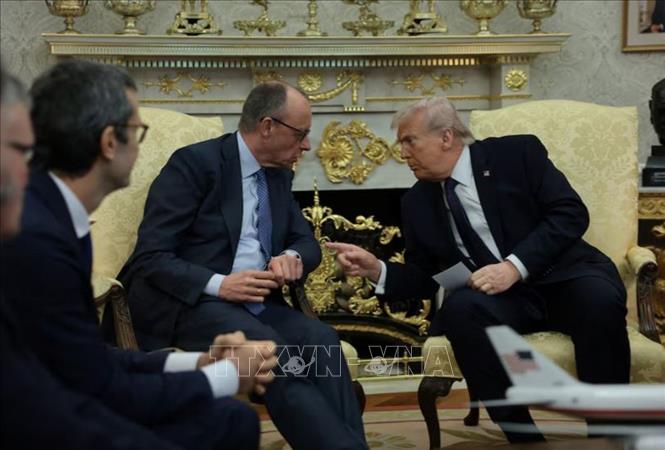 Tổng thống Mỹ Donald Trump (phải) hội đàm với Thủ tướng Đức Friedrich Merz tại Nhà Trắng ở Washington DC., ngày 3/3/2026. Ảnh: REUTERS/TTXVN