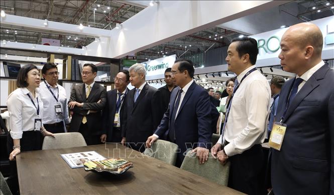 Đại biểu tham quan gian hàng trưng bày trong khuôn khổ HawaExpo 2026. Ảnh: Xuân Anh – TTXVN