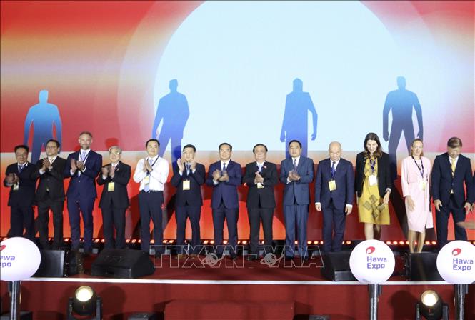 Đại biểu thực hiện nghi thức khai mạc HawaExpo 2026. Ảnh: Xuân Anh – TTXVN