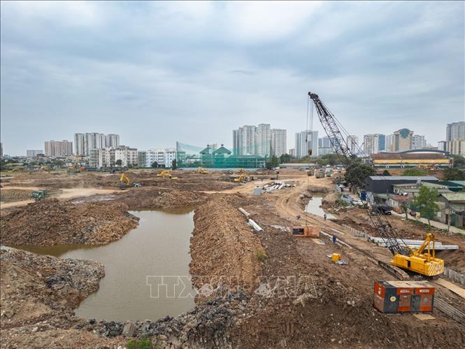 Đơn vị thi công đang tiến hành ép cừ và đào lòng hồ, dự kiến việc đào lòng hồ sẽ xong trong tháng 6/2026. Ảnh: Lê Đông - TTXVN