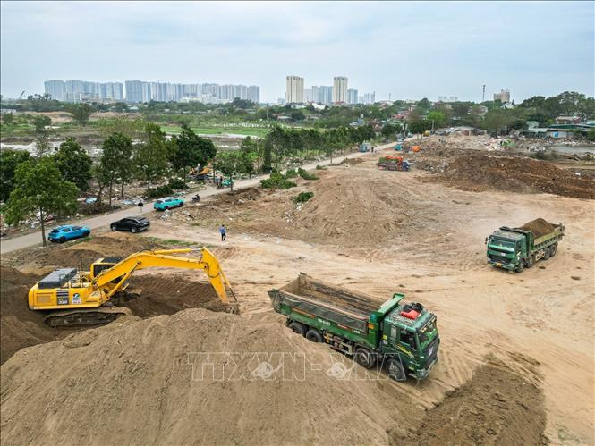 Nhiều máy móc, xe tải đang gấp rút thi công tại Dự án Hồ điều hòa Phú Đô. Ảnh: Lê Đông - TTXVN