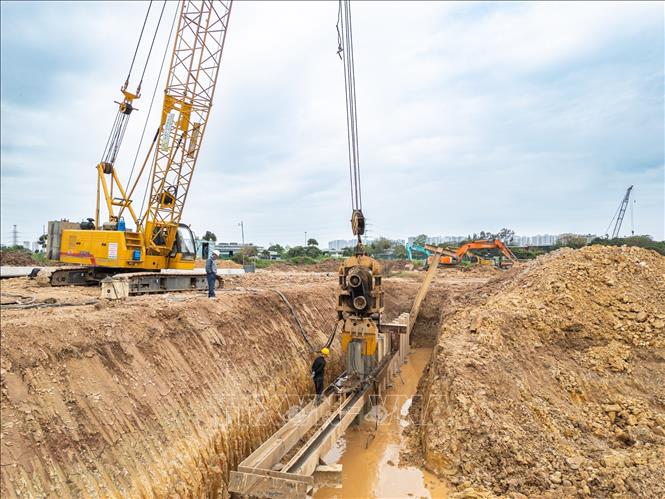 Đơn vị thi công đang tiến hành ép cừ và đào lòng hồ, dự kiến việc đào lòng hồ sẽ xong trong tháng 6/2026. Ảnh: Lê Đông - TTXVN