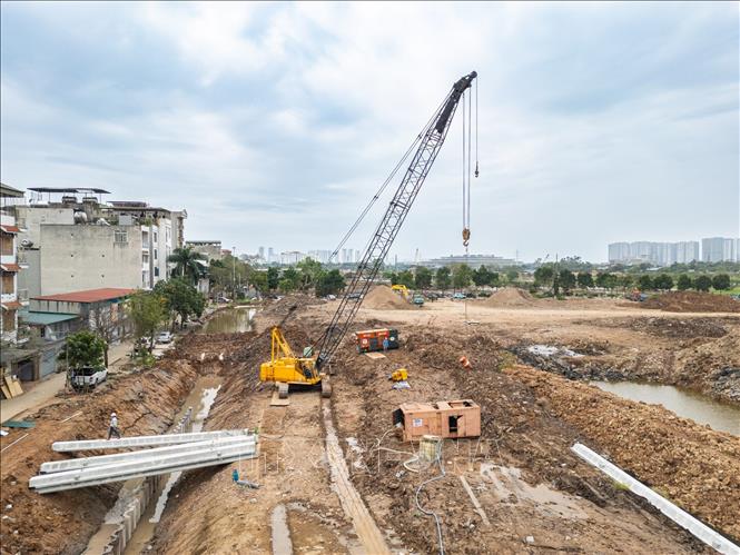 Dự án Hồ điều hòa Phú Đô có tổng diện tích 36,76 ha, trong đó diện tích mặt nước chiếm hơn 31 ha với hệ thống kè hồ dài khoảng 2,7 km. Ảnh: Lê Đông - TTXVN