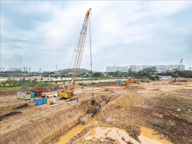 Dự án Hồ điều hòa Phú Đô có tổng diện tích 36,76 ha, trong đó diện tích mặt nước chiếm hơn 31 ha với hệ thống kè hồ dài khoảng 2,7 km. Ảnh: Lê Đông - TTXVN